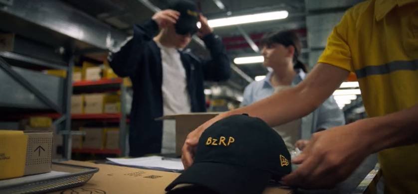 TOTALMEDIOS - Con una campaña, Bizarrap lanza por primera vez a la venta su  gorra oficial en Mercado Libre